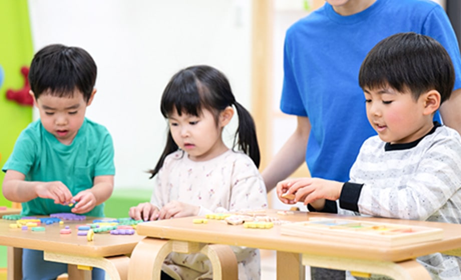 ３人の未就園児が遊んでいる