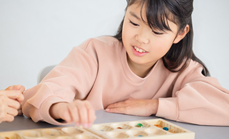 ３人の未就園児が遊んでいる