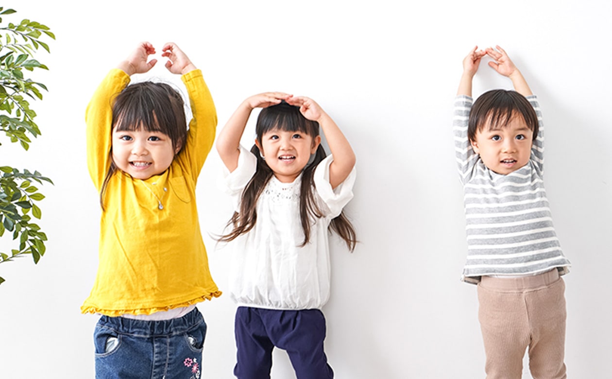 ３人の子供が手をあげている
