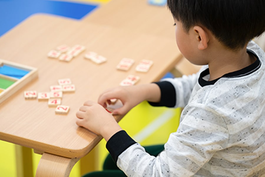 数字ブロックをさわっている男の子