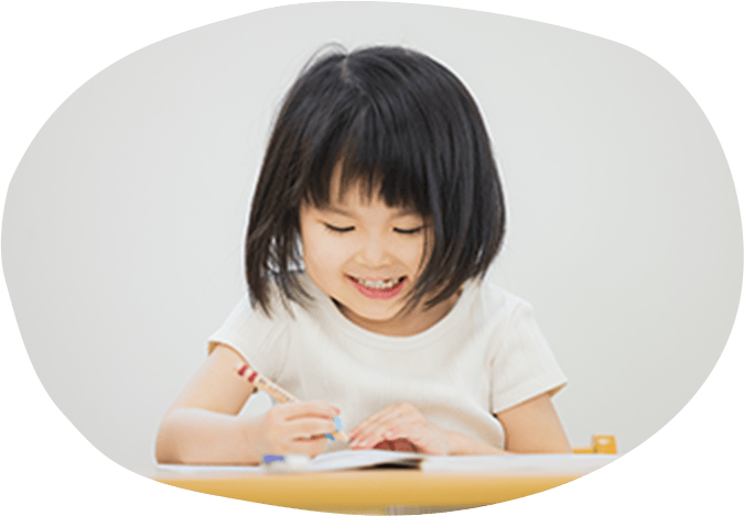 字を書いている女の子