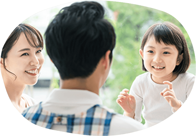 スタッフと話している女の子