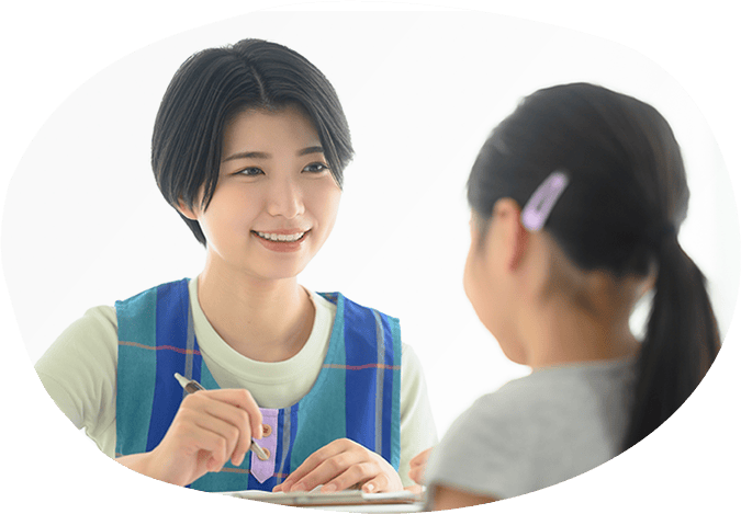 スタッフが女の子と話している