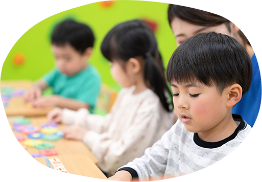 作業している男の子