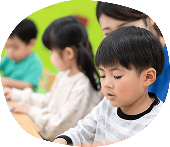 作業している男の子