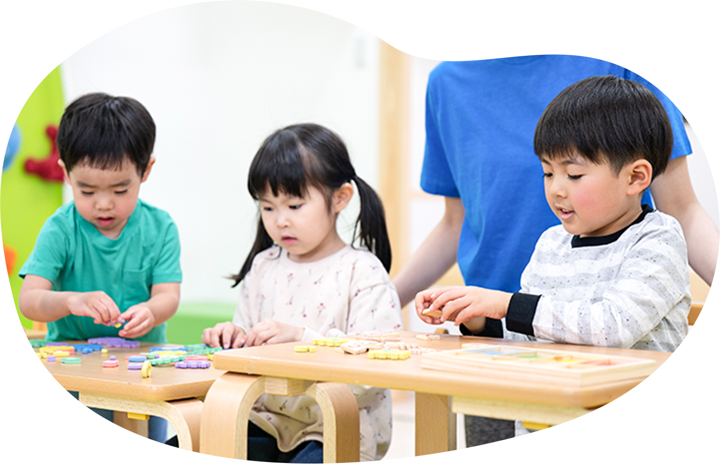 作業を敷いている３人の子供