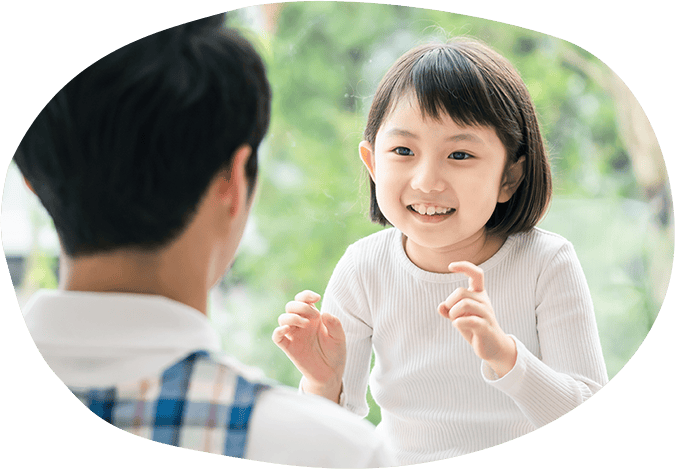 スタッフと話している女の子