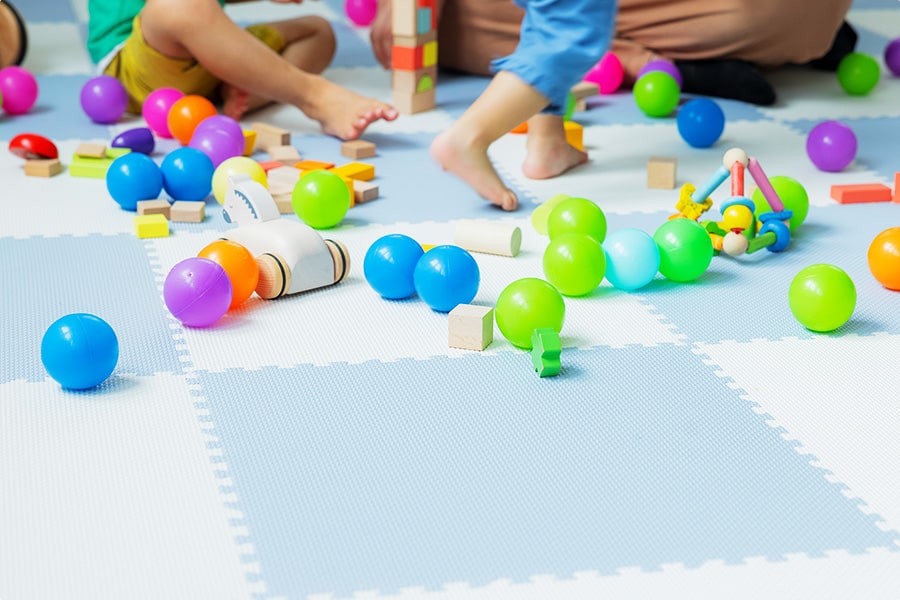 マットの上に散らばっているボール