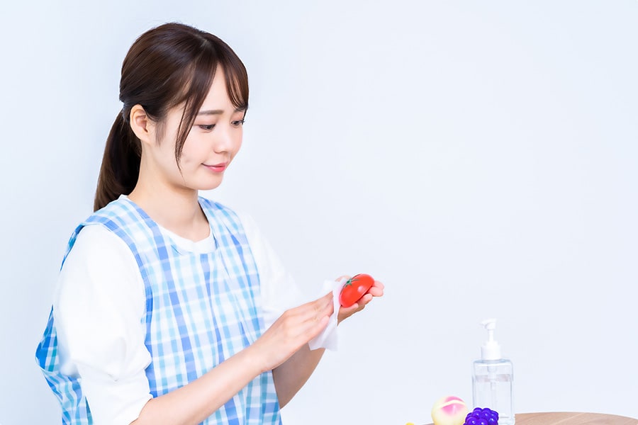 おもちゃを消毒しているスタッフ