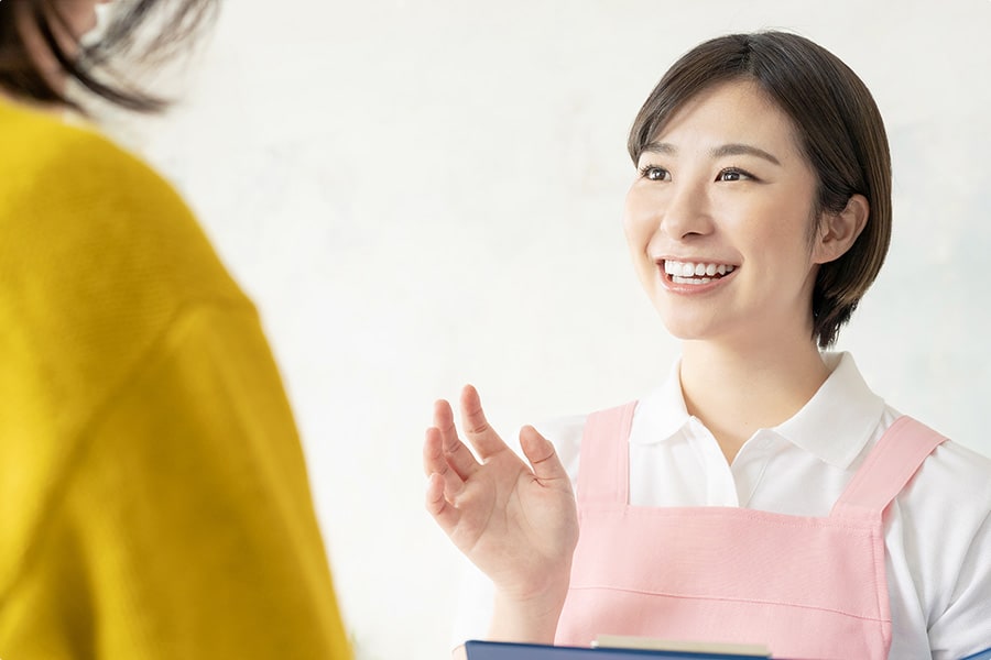 スタッフが保護者と話している