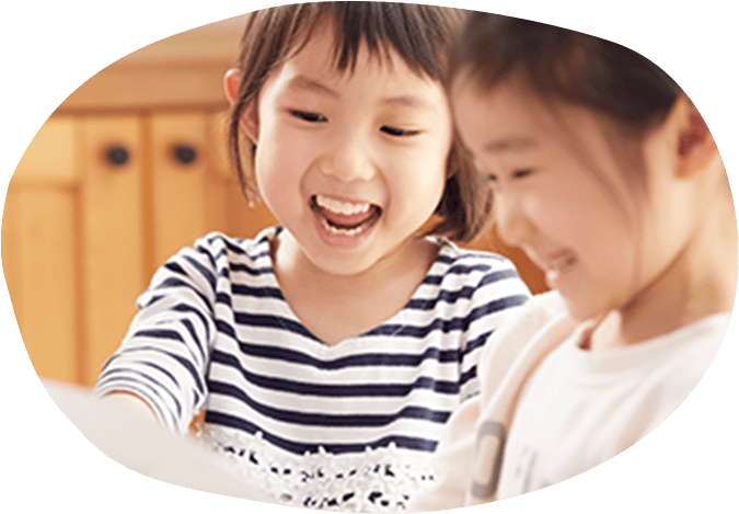 笑顔の２人の子供