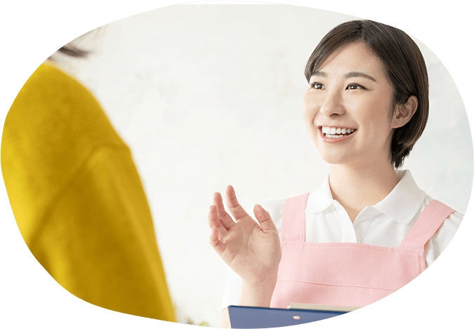 スタッフが保護者に話している