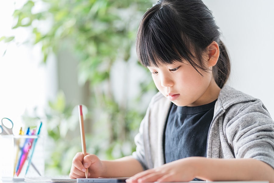 学習している少女