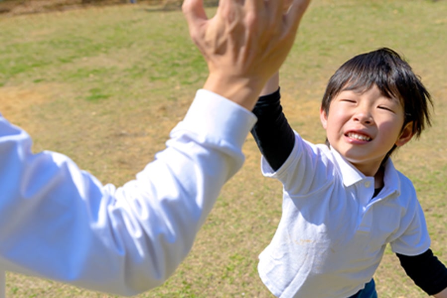 ハイタッチをしている少年