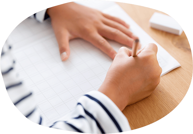 ノートに文字を書いている