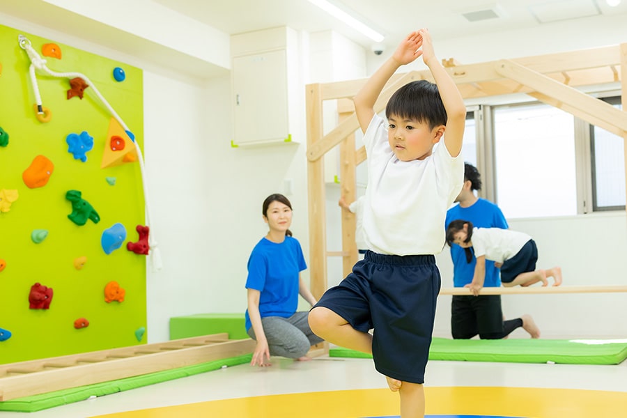 マット運動をしている男の子