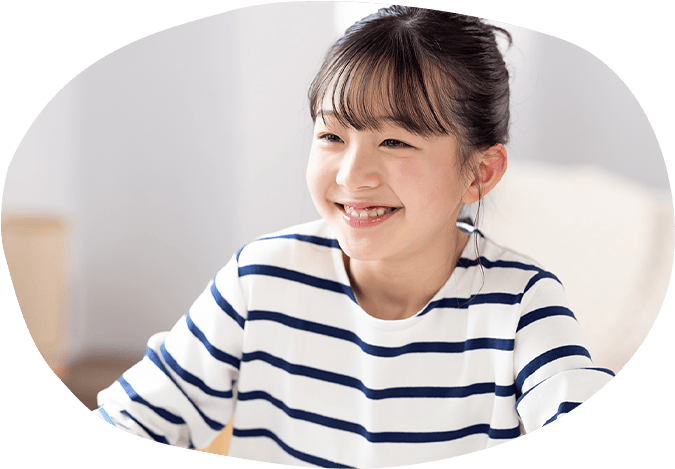 笑顔で勉強している小学生
