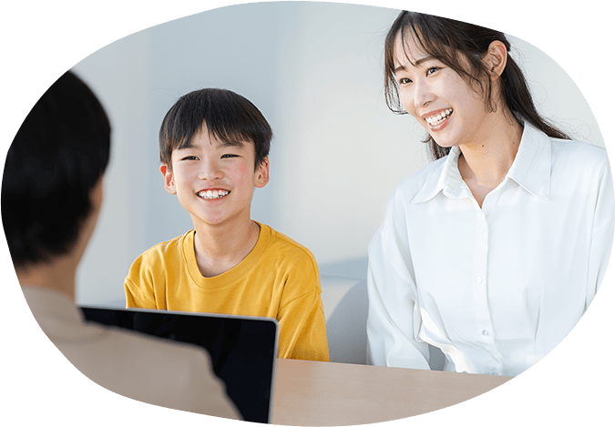 母親と小学生の男の子が面談している